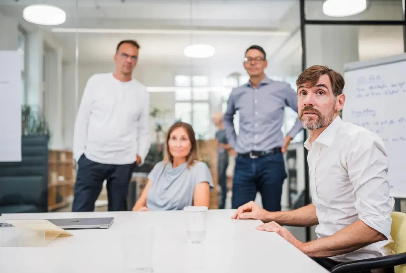 Das Leadnow-Team im Gespräch am Sitzungstisch